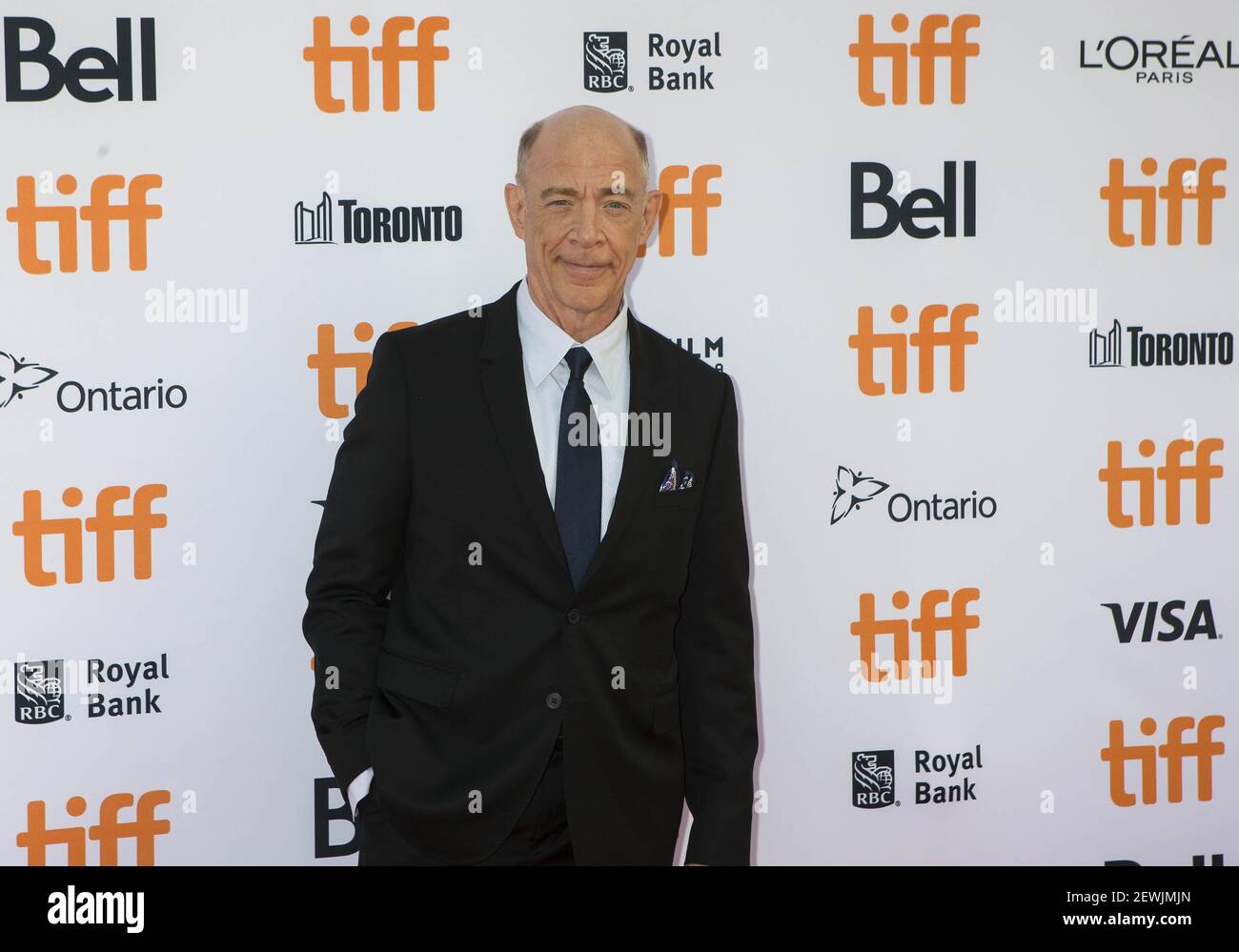 (160913) -- TORONTO, le 13 septembre 2016 (Xinhua) -- l'acteur J. K. Simmons pose pour des photos avant la première canadienne du film « la Land » au Princess of Wales Theatre, lors du 41e Festival international du film de Toronto, à Toronto, au Canada, le 12 septembre 2016. (Xinhua/Zou Zheng) (zjy) (photo de Xinhua/Sipa USA) Banque D'Images
