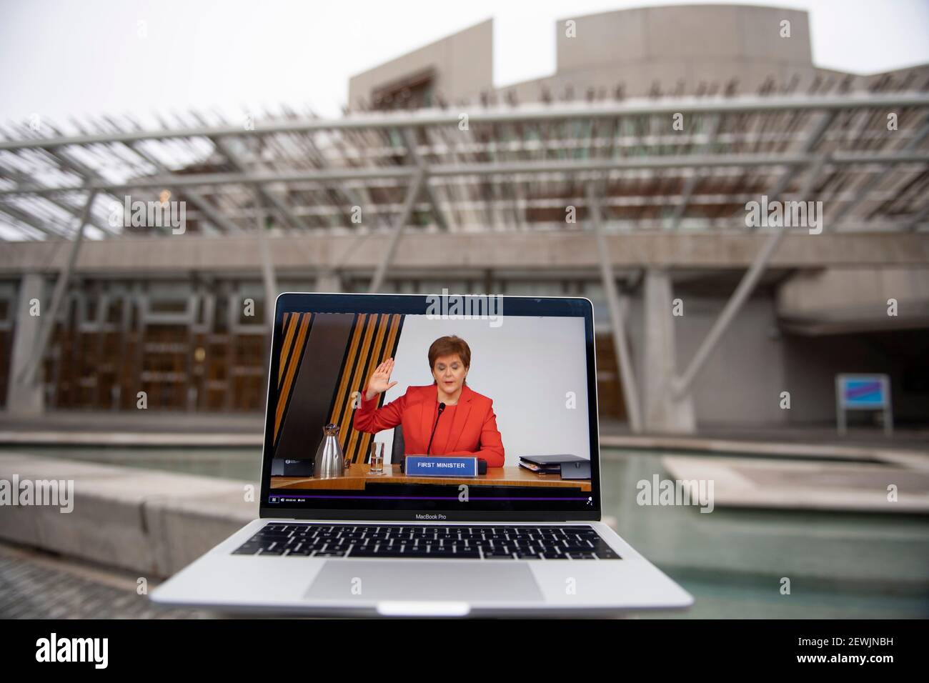 Édimbourg, Écosse, Royaume-Uni. 3 mars 2021. Photo : Nicola Sturgeon, premier ministre d'Écosse et chef du Parti national écossais (SNP), a vu apporter des preuves au Comité du gouvernement écossais sur le traitement des plaintes de harcèlement. Elle est vue à la télévision du Parlement. Nicola Sturgeon se bat aujourd'hui pour sa carrière politique en tant qu'ancienne première ministre, Alex Salmond a témoigné vendredi la semaine dernière, affirmant qu'elle avait enfreint le code ministériel. Crédit : Colin Fisher/Alay Live News Banque D'Images