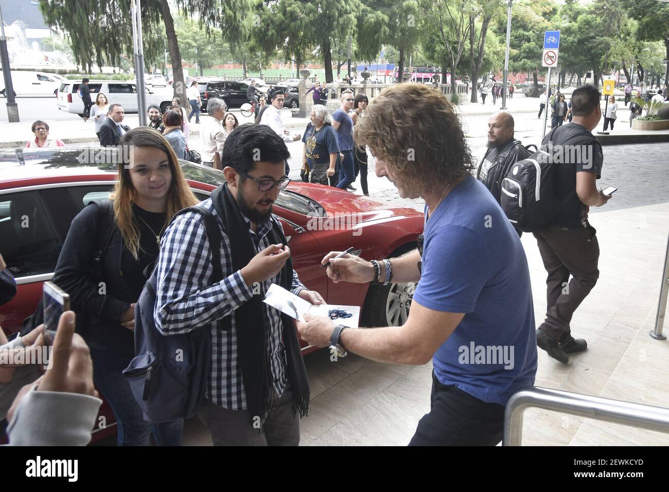 Robbie Wycoff membre du groupe britannique Pink Floyd est senn prendre un selfie avec les fans et signer des autographes à l'extérieur de l'hôtel St Regis lors de sa visite au Mexique le 17 septembre 2016 à Mexico, Mexique. Banque D'Images