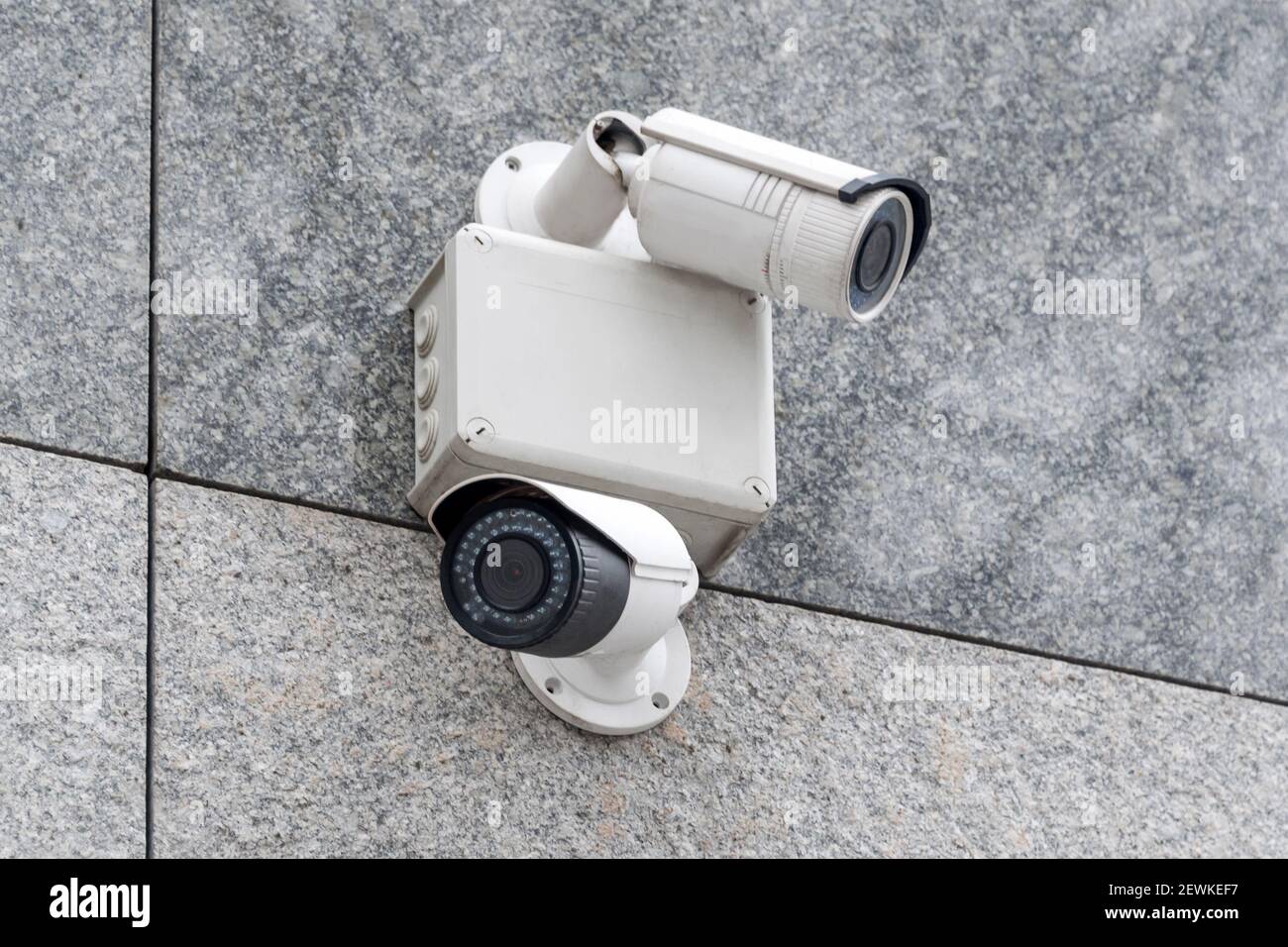 Caméras de sécurité dans un bâtiment moderne. Caméra de surveillance  professionnelle. Vidéosurveillance sur le mur avec des LED IR. Système de  sécurité, concept technologique. Vidéo Photo Stock - Alamy