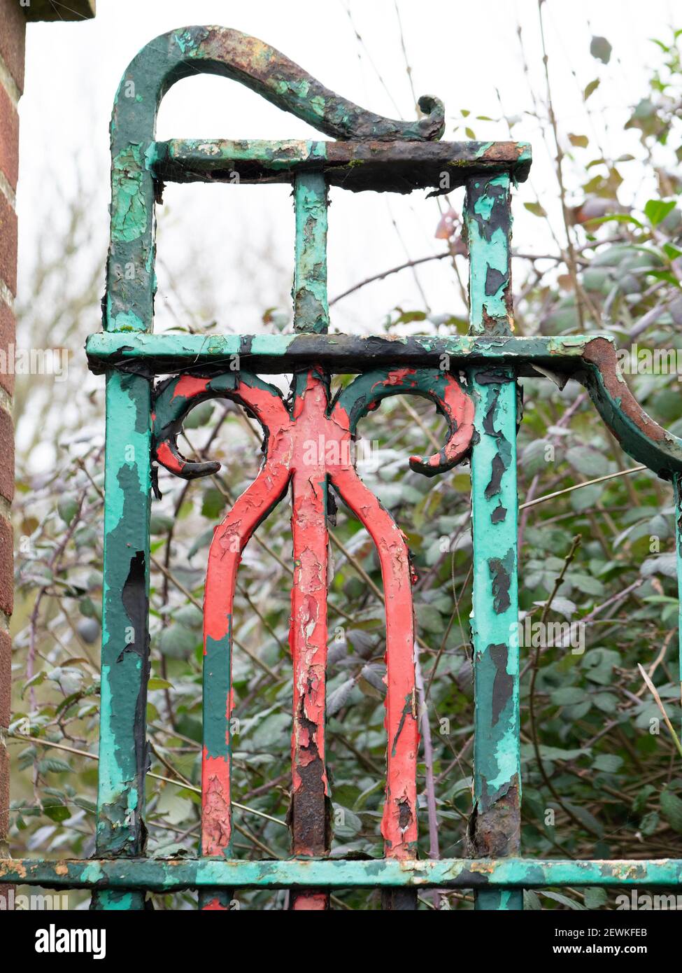 Porte du parc en fer forgé en mauvais état à Westbury, Wiltshire, Angleterre, Royaume-Uni. Banque D'Images