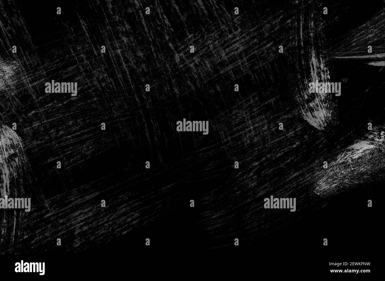 Vieux mur noir rayé avec des traces de pinceau blanches dans une texture grunge style rétro Banque D'Images