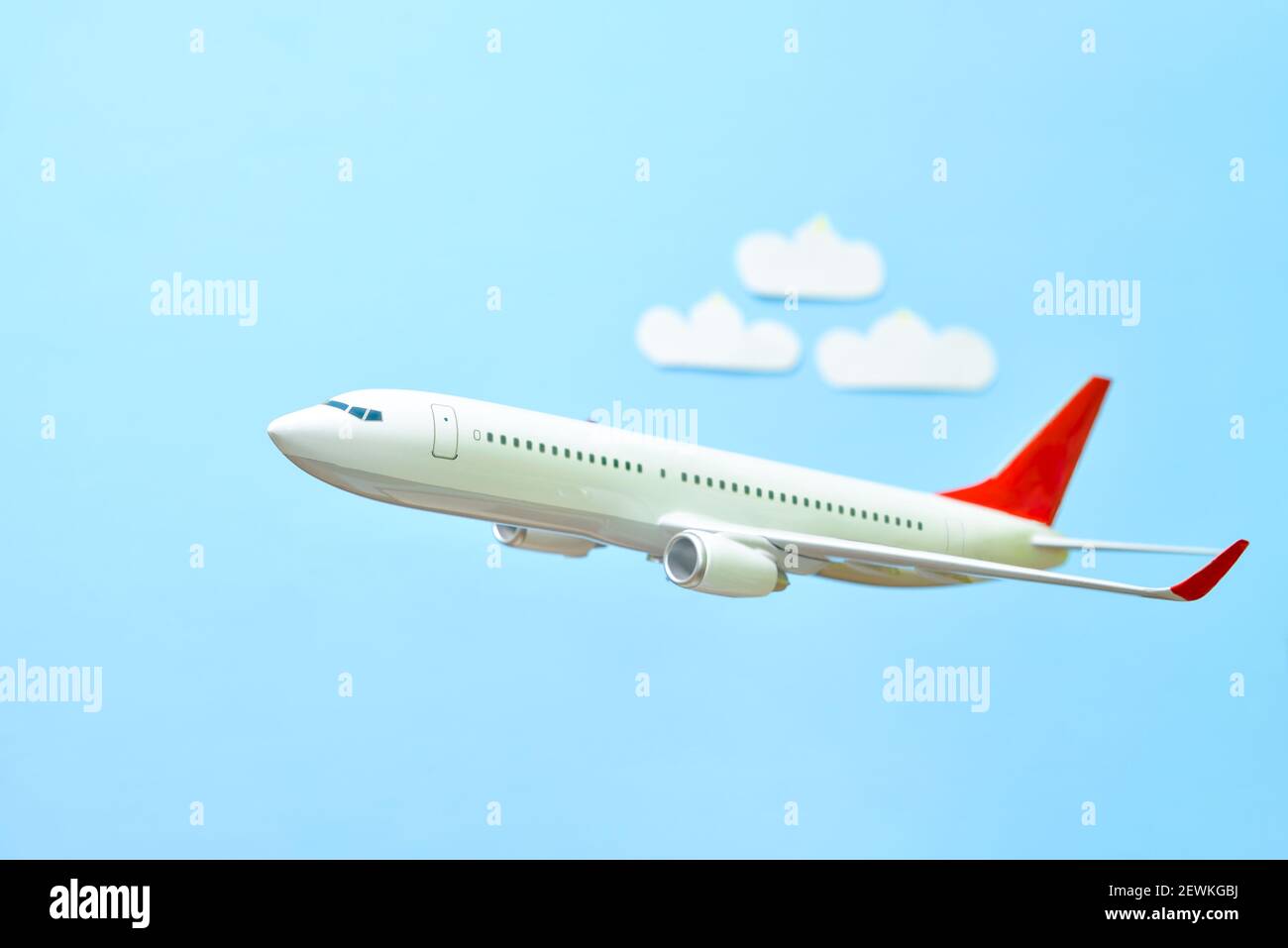 Avion blanc sur fond bleu, side view Banque D'Images