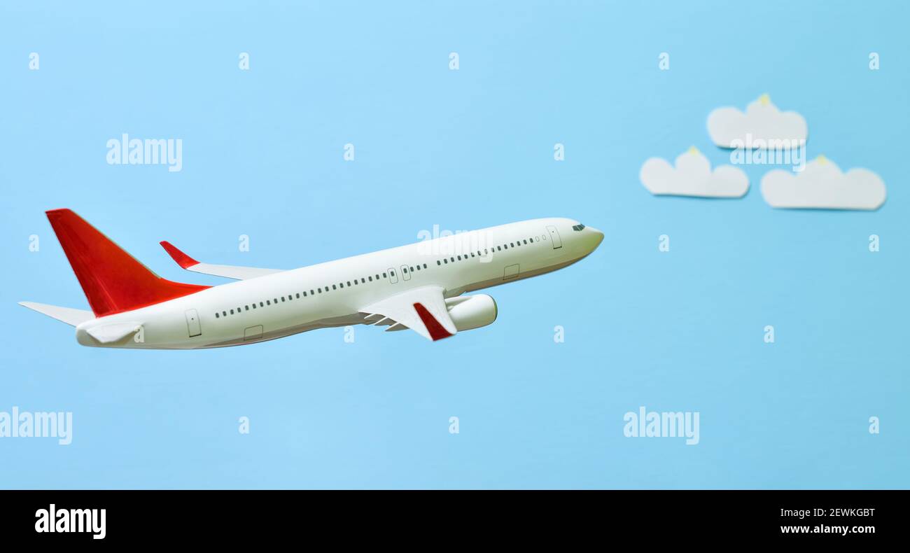 Avion blanc sur fond bleu, side view Banque D'Images