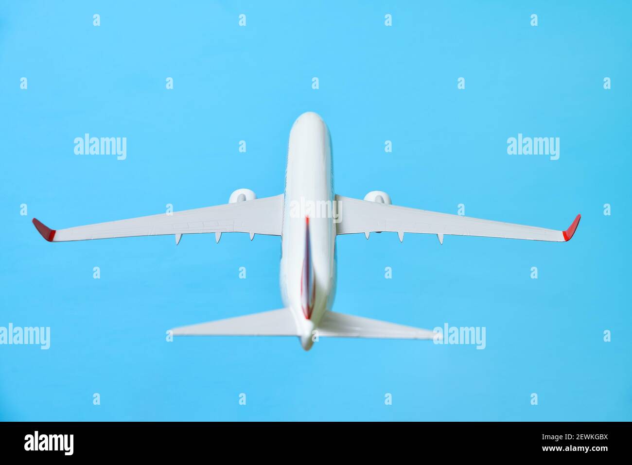 Avion blanc sur fond bleu, vue arrière Banque D'Images