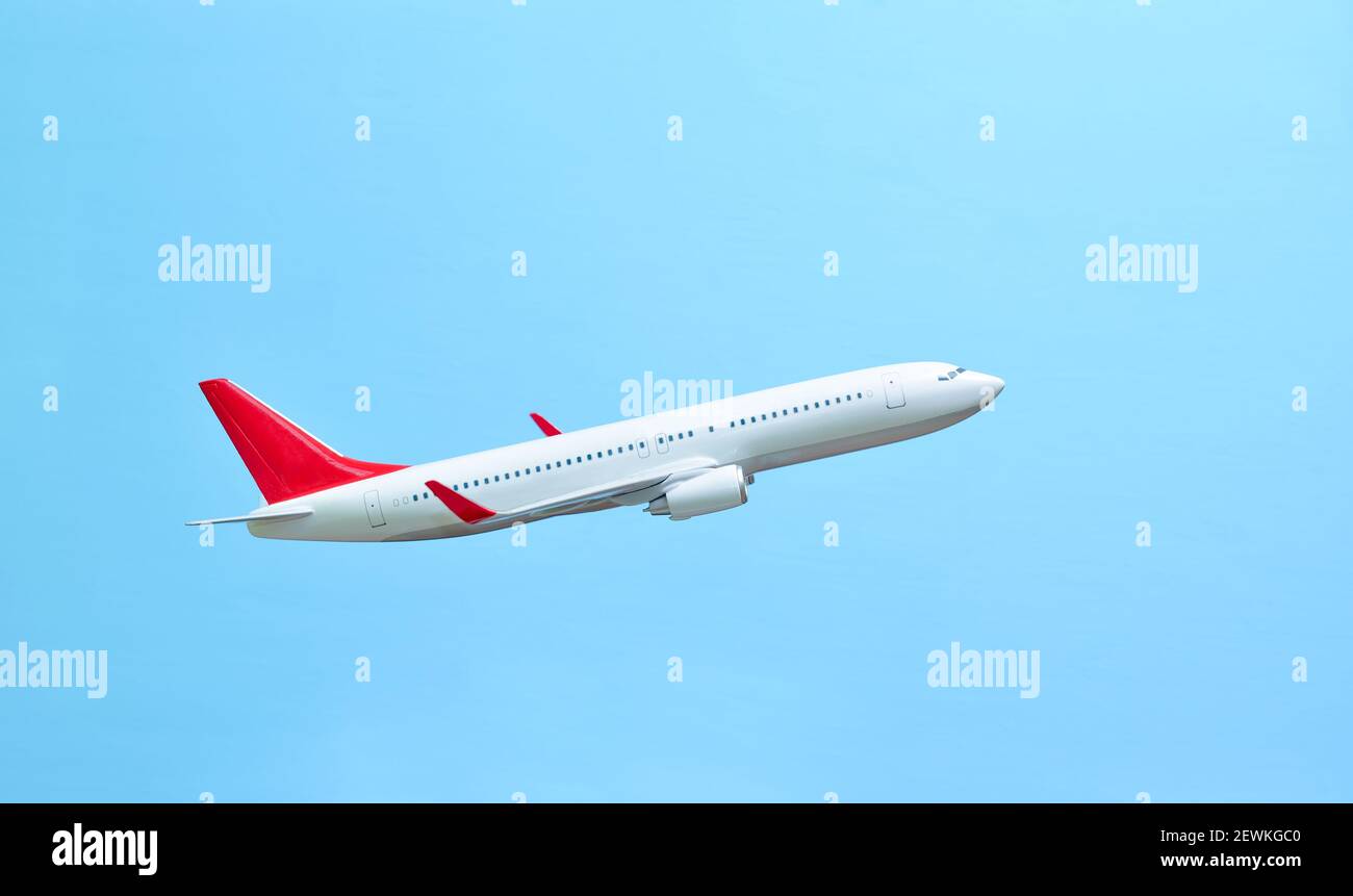 Avion blanc sur fond bleu, side view Banque D'Images