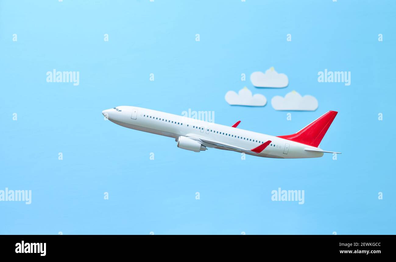 Avion blanc sur fond bleu, side view Banque D'Images