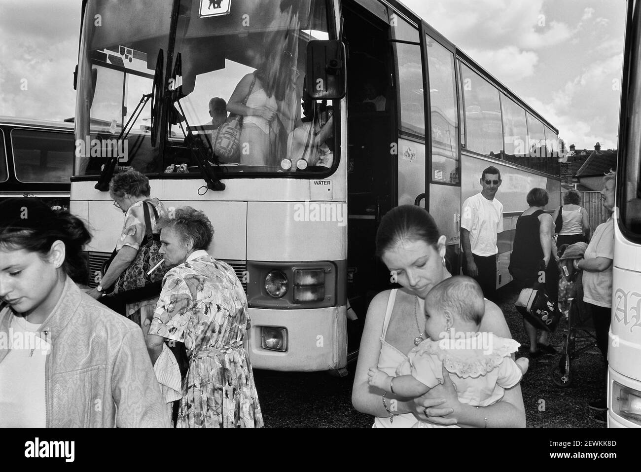 Passagers en autocar arrivant pour une excursion d'une journée à la station balnéaire de Southend, Essex, Angleterre, Royaume-Uni Banque D'Images