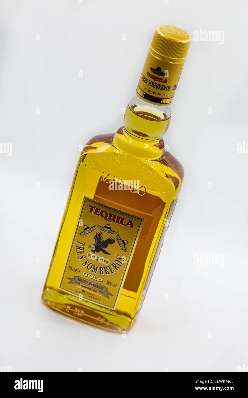 KIEV, UKRAINE - 28 NOVEMBRE 2020: Studio Shoot of Mexican Tequila Tres Sombreros bouteille de gros plan contre blanc. C'est une boisson distillée faite de t Banque D'Images