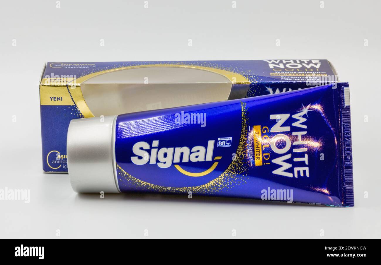 KIEV, UKRAINE - 16 DÉCEMBRE 2020 : Unilever signal White Now tube et  emballage de dentifrice au fluorure. Unilever plc est une multinationale  britannique Photo Stock - Alamy