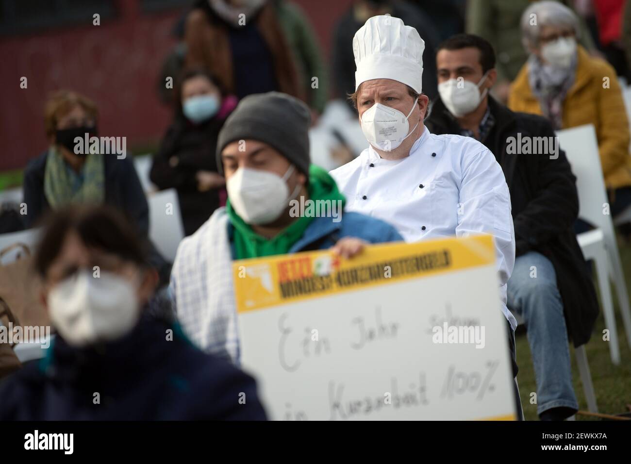 Düsseldorf, Allemagne. 03ème mars 2021. Les participants à une manifestation manifestent devant le Parlement de l'État au sujet de la situation de la gastronomie dans la pandémie de Corona. Sous le slogan «Minimum allocation de temps court maintenant - sinon nous abandonnons la cuillère» ils pointent vers la situation difficile du commerce de restauration dans la pandémie de Corona. Credit: Federico Gambarini/dpa/Alay Live News Banque D'Images