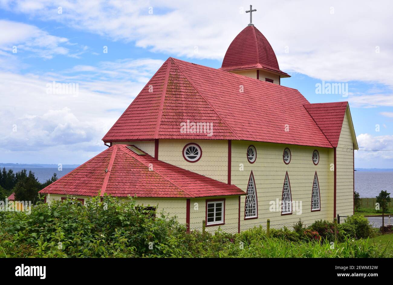Puerto Varas, la chapelle de Santa Cruz et le lac de Llanquihue. Région de Los Lagos, Chili. Banque D'Images