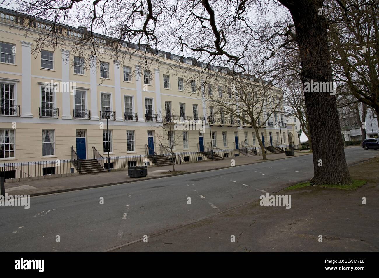 Maisons Regency récemment rénovées donnant sur les jardins impériaux Montpelier Cheltenham Royaume-Uni Banque D'Images