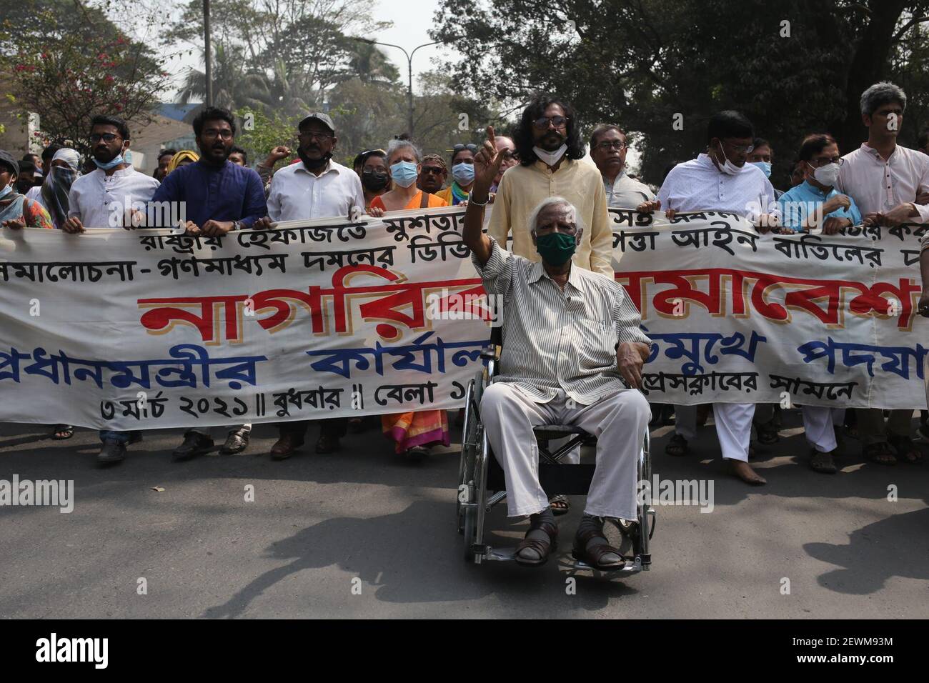 3 mars 2021 : le Dr Zafrullah Chowdhury, activiste de santé publique bangladais, fondateur de Gonoshastaya Kendra, a dirigé un cortège vers le bureau de PM mis en place par les éminents citoyens du pays demandant la justice pour la mort de l'écrivain Mushtaq Ahmed en prison et l'abolition de la loi sur la sécurité numérique. (Image de crédit : © M. Rakibul HasanZUMA Wire) Banque D'Images