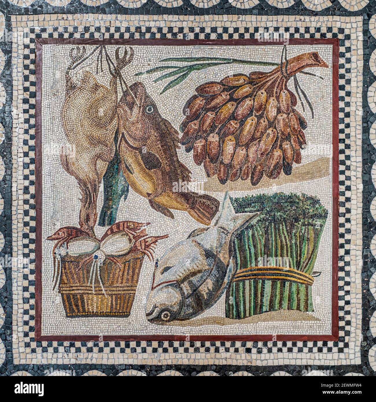 Art romain antique, poissons et légumes suspendus dans une Cupboard, mosaïque encore-vie, 2ème siècle, d'une villa à Tor Marancia, Musées du Vatican, Rome. Banque D'Images