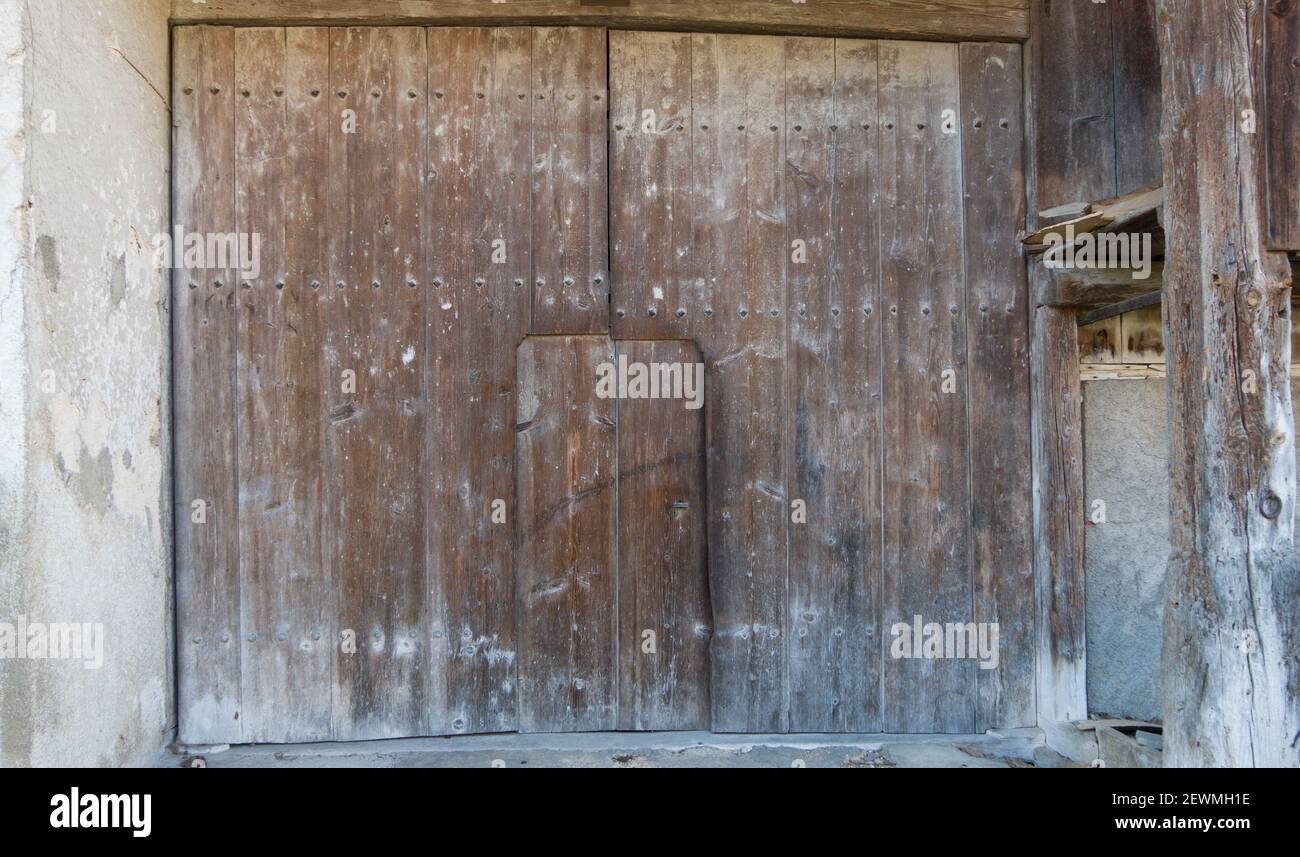 Une ancienne porte de grange en bois massif Photo Stock - Alamy