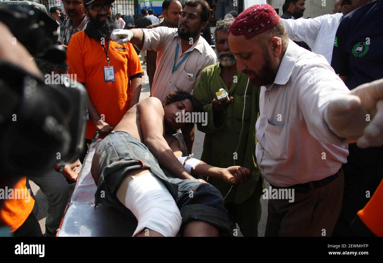 (161101) -- KARACHI, 1er novembre 2016 (Xinhua) -- des personnes dédéplacent un homme qui a été blessé dans une explosion de navires vers un hôpital de Karachi, dans le sud du Pakistan, le 1er novembre 2016. Au moins 10 travailleurs ont été tués et plus de 50 autres blessés lors d'une explosion lors des travaux sur un navire démantelé dans un chantier de démolition de navires dans le district de Hub au sud-ouest du Pakistan mardi, ont déclaré les responsables. (Xinhua/Arshad) (sxk) (photo de Xinhua/Sipa USA) Banque D'Images