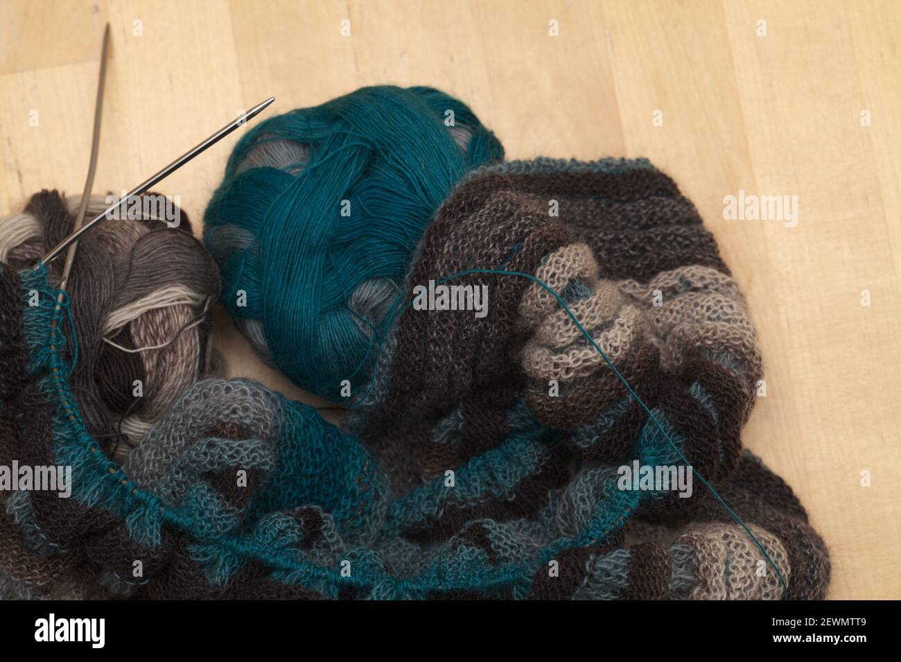 fabrication d'une écharpe circulaire à côtes à deux côtés avec laine à  section longue et dyée, deux couleurs différentes utilisées Photo Stock -  Alamy