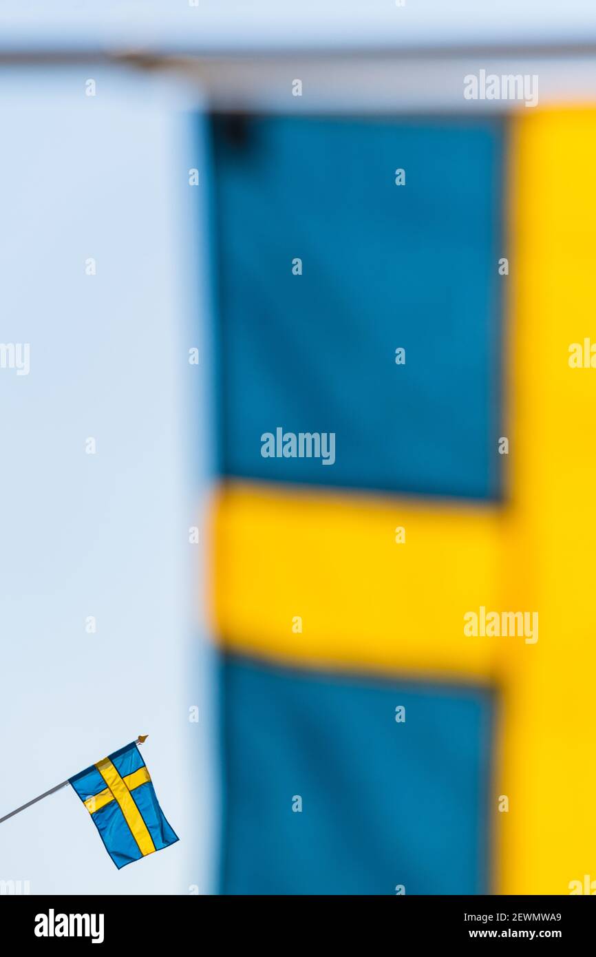 Drapeau suédois derrière un autre drapeau Banque D'Images