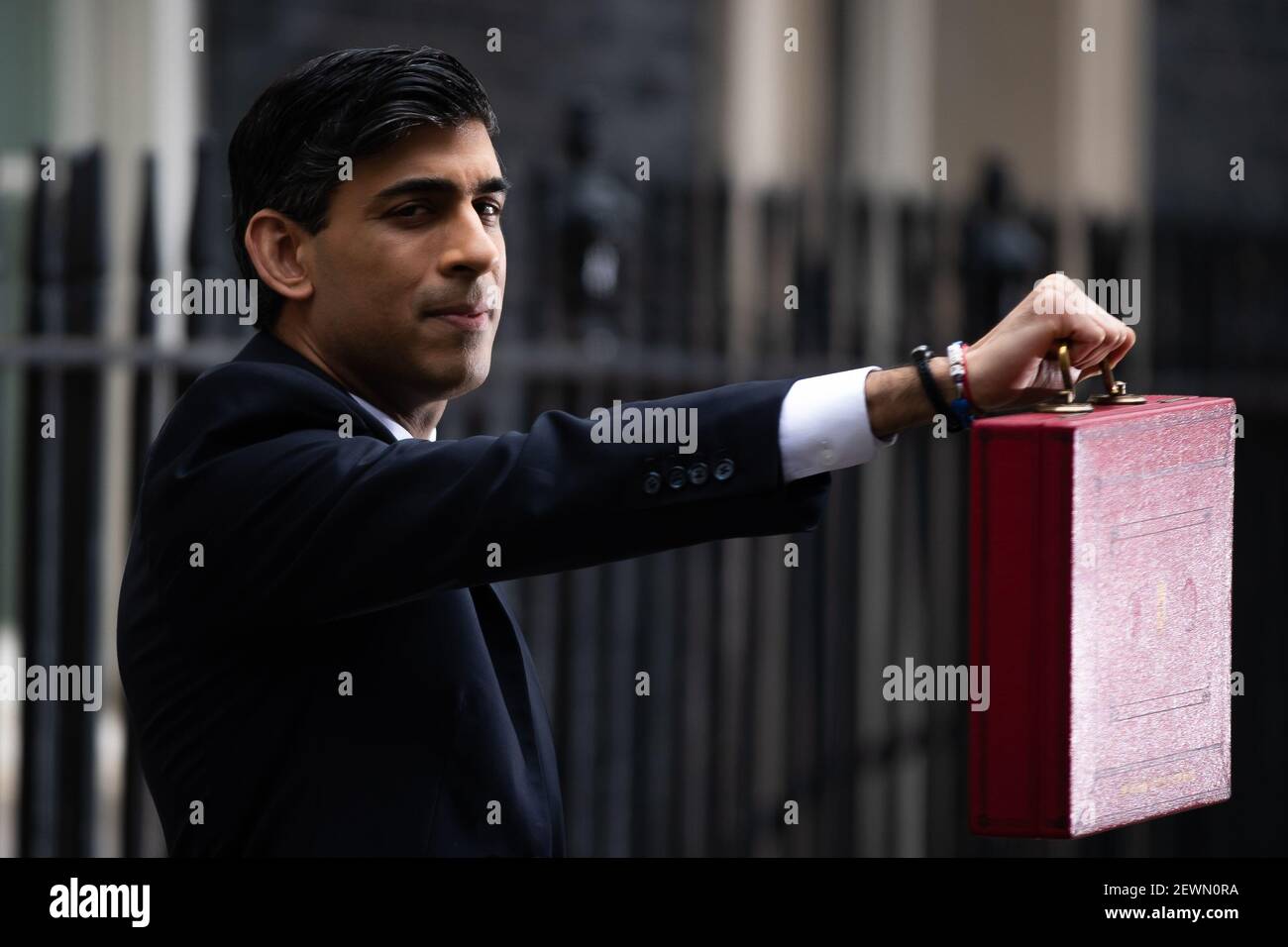 Chancelier de l’Échiquier, Rishi Sunak, à l’extérieur du 11 Downing Street, Londres, avant de se rendre à la Chambre des communes pour présenter son budget. Date de la photo: Mercredi 3 mars 2021. Banque D'Images