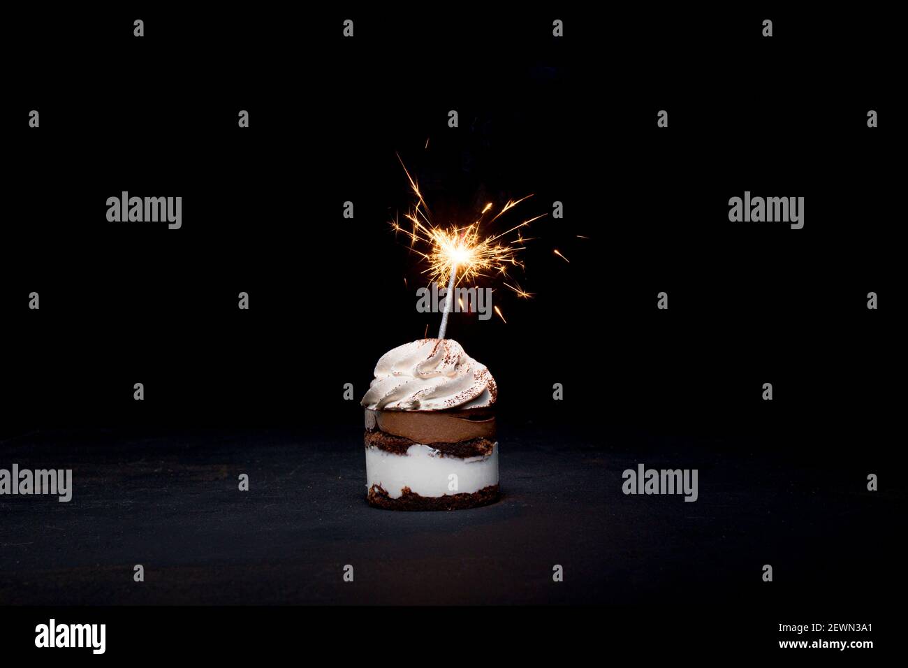 Delicieux Gateau D Anniversaire Avec Feu De Cheminee Bougie Sur La Table Sur Fond Sombre Photo Stock Alamy Delicieux Gateau D Anniversaire Avec Feu De Cheminee Bougie Sur La Table Sur Fond Sombre Photo Stock Alamy
