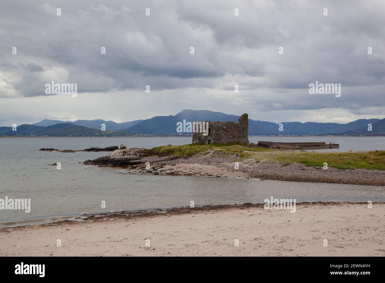 Une vue sur un château des ruines Ballinskelligs sur une plage Banque D'Images