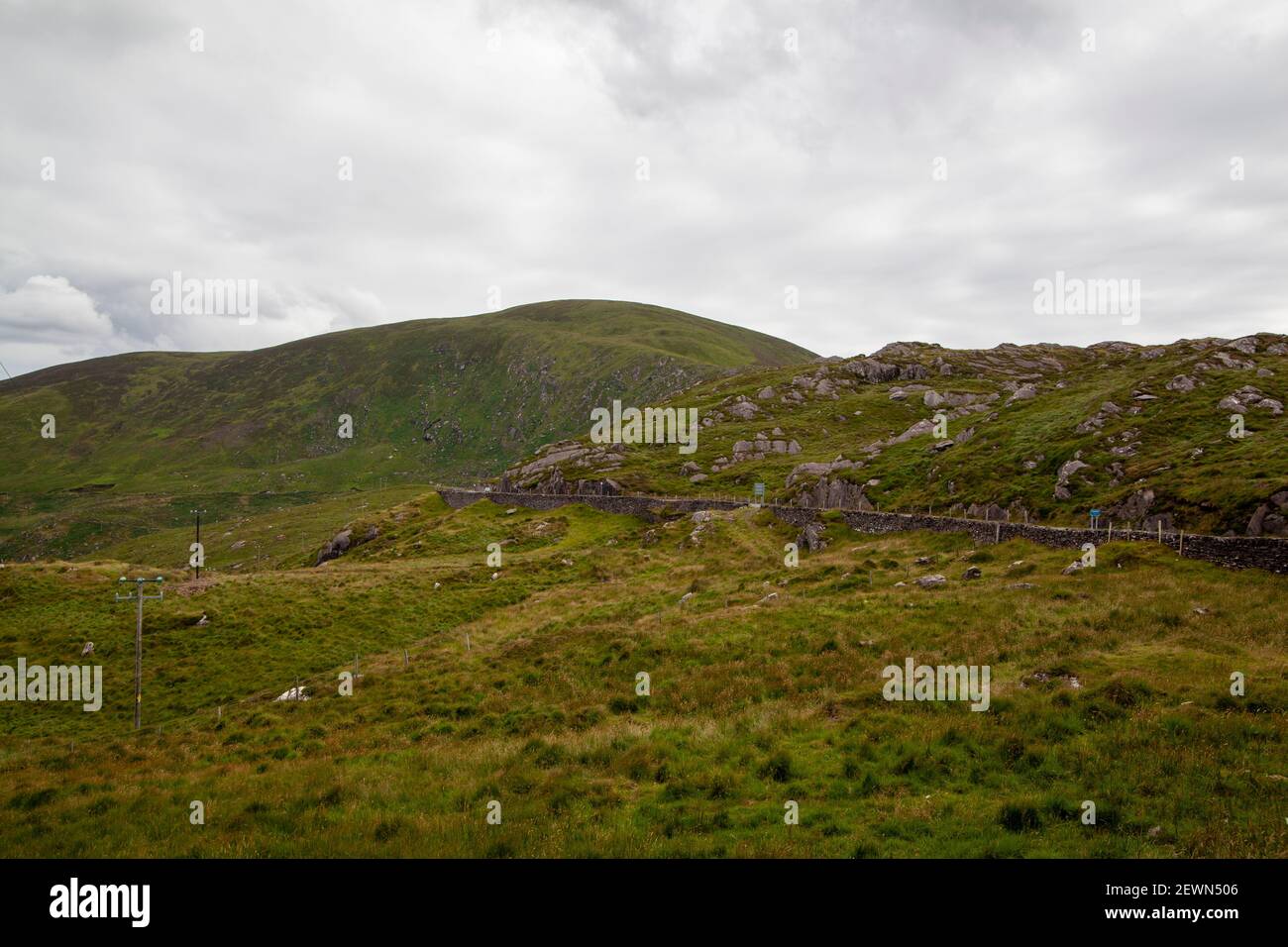 Une vue sur les magnifiques collines verdoyantes d'Irlande Banque D'Images
