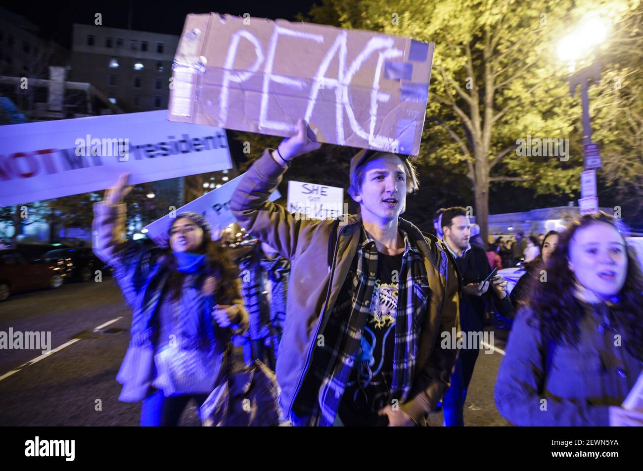 Les manifestants marchent en réaction à l'élection contrariée du républicain Donald Trump contre la démocrate Hillary Clinton dans la course à la présidence des États-Unis le 12 novembre 2016 à Washington, DC. (Photo de Riccardo Savi) *** Veuillez utiliser le crédit du champ de crédit *** Banque D'Images