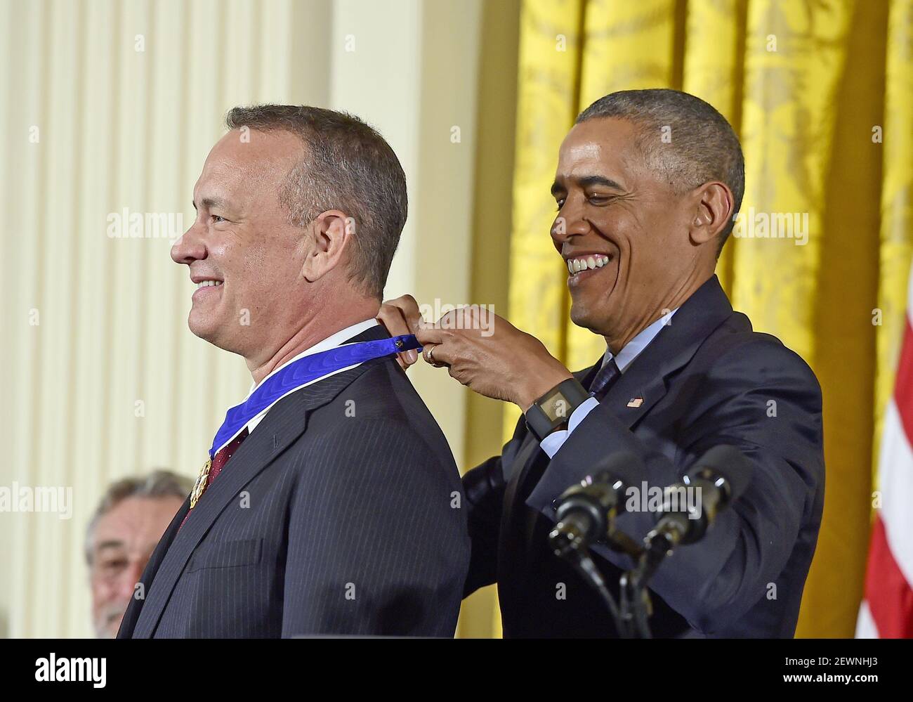 Le président américain Barack Obama remet la Médaille présidentielle de la liberté à l'acteur et réalisateur Tom Hanks lors d'une cérémonie dans la salle est de la Maison Blanche à Washington, DC, le mardi 22 novembre 2016. La Médaille présidentielle de la liberté est le plus grand honneur civil de la nation. Banque D'Images