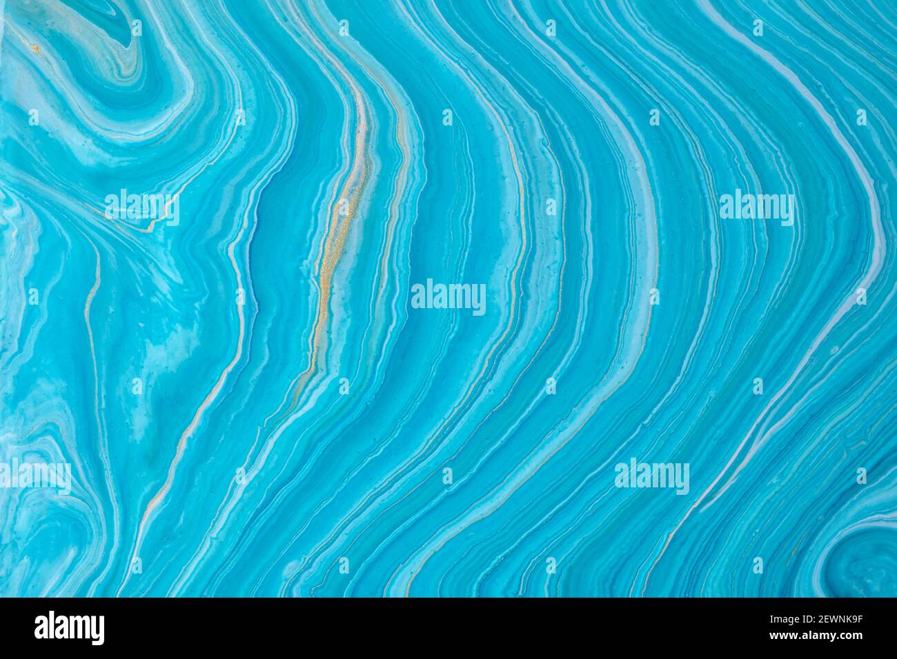 Abstrait fluide art fond bleu clair et doré paillettes couleurs. Marbre liquide. Peinture acrylique sur toile avec dégradé turquoise. Aquarelle arrière Banque D'Images