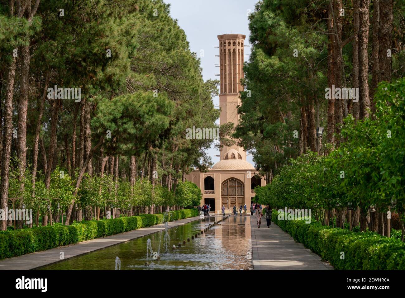 Yazd, Iran - 14.04.2019 : la plus haute tour éolienne d'Iran dans le jardin Dola-Abad, Yazd, Iran. Dispositif de refroidissement historique dans le beau jardin persan. Banque D'Images