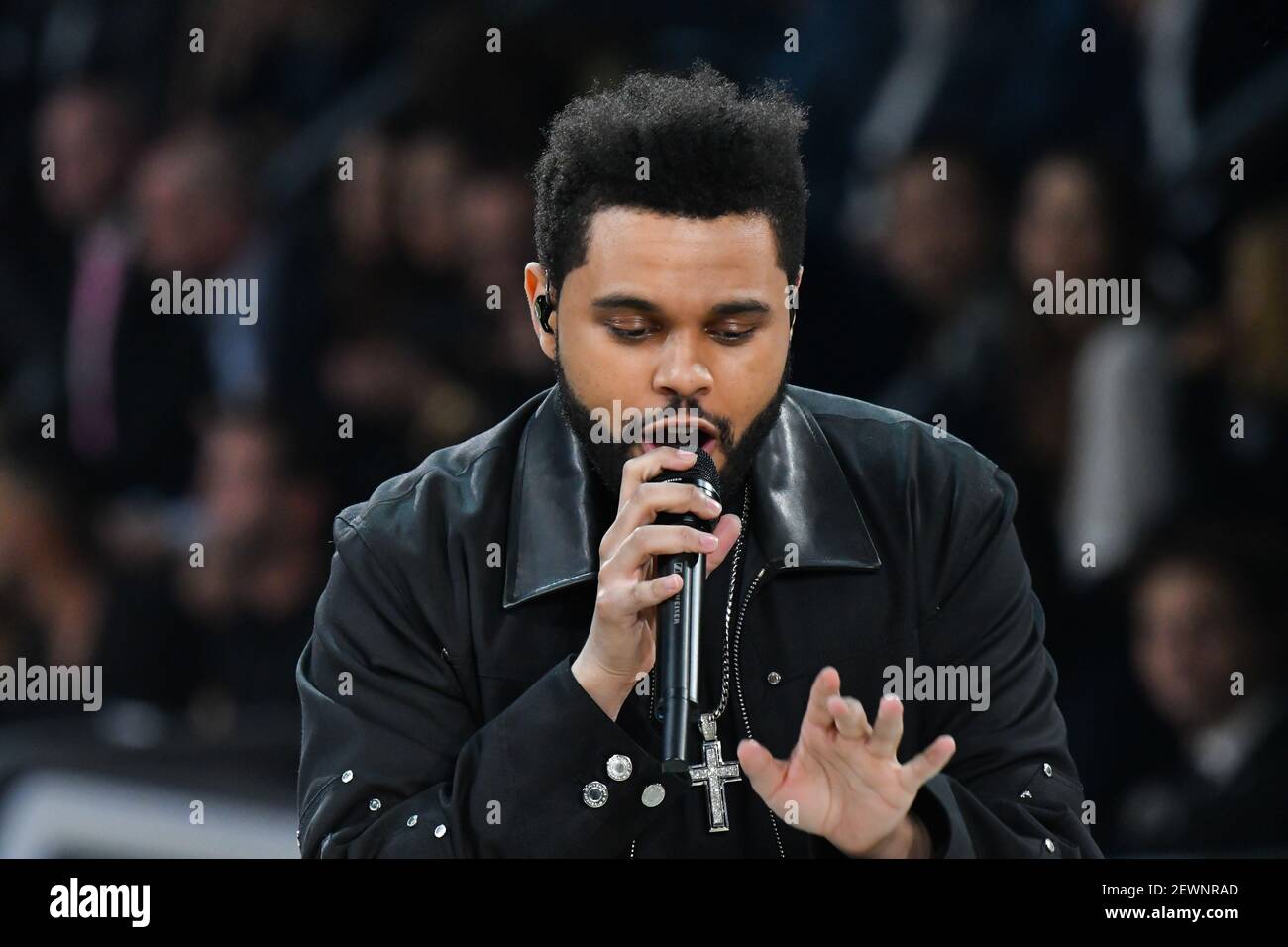 Le Weeknd se produit lors du Secret Fashion Show 2016 de Victoria, le 30 novembre 2016 à Paris, en France. (Photo de Lionel Urman) *** Veuillez utiliser le crédit du champ de crédit *** Banque D'Images