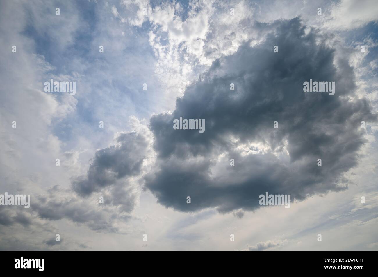 Nuages sombres sur le ciel bleu avant la pluie Banque D'Images