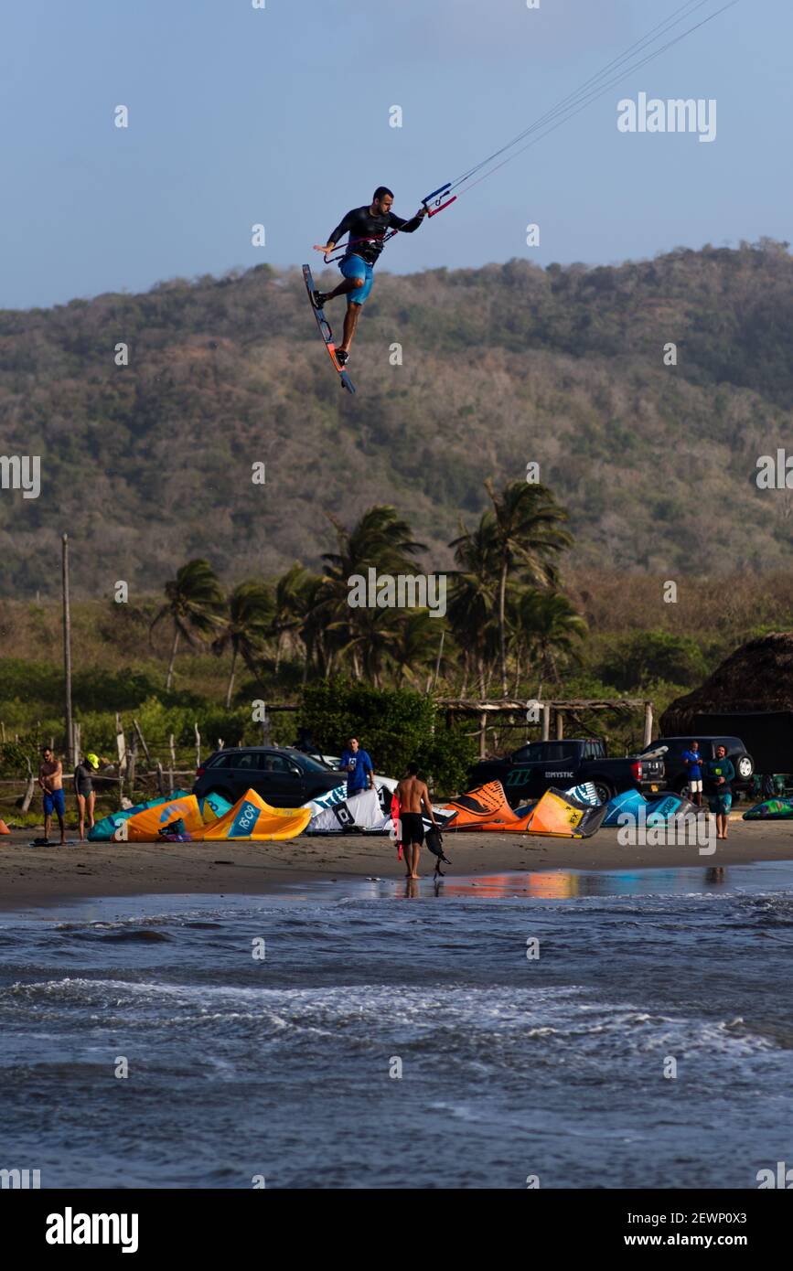 kite-surf homme sautant au kitesurf. kitesurfer athlète exécutant kitesurf saut tours kite surf Banque D'Images