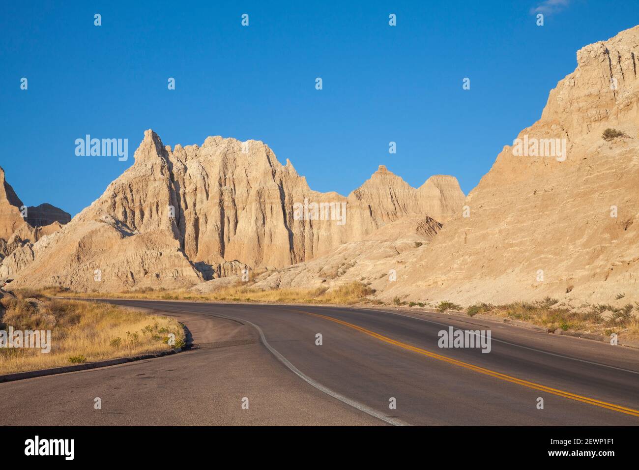 Badlands Loop Road dans la lumière du soir. Banque D'Images