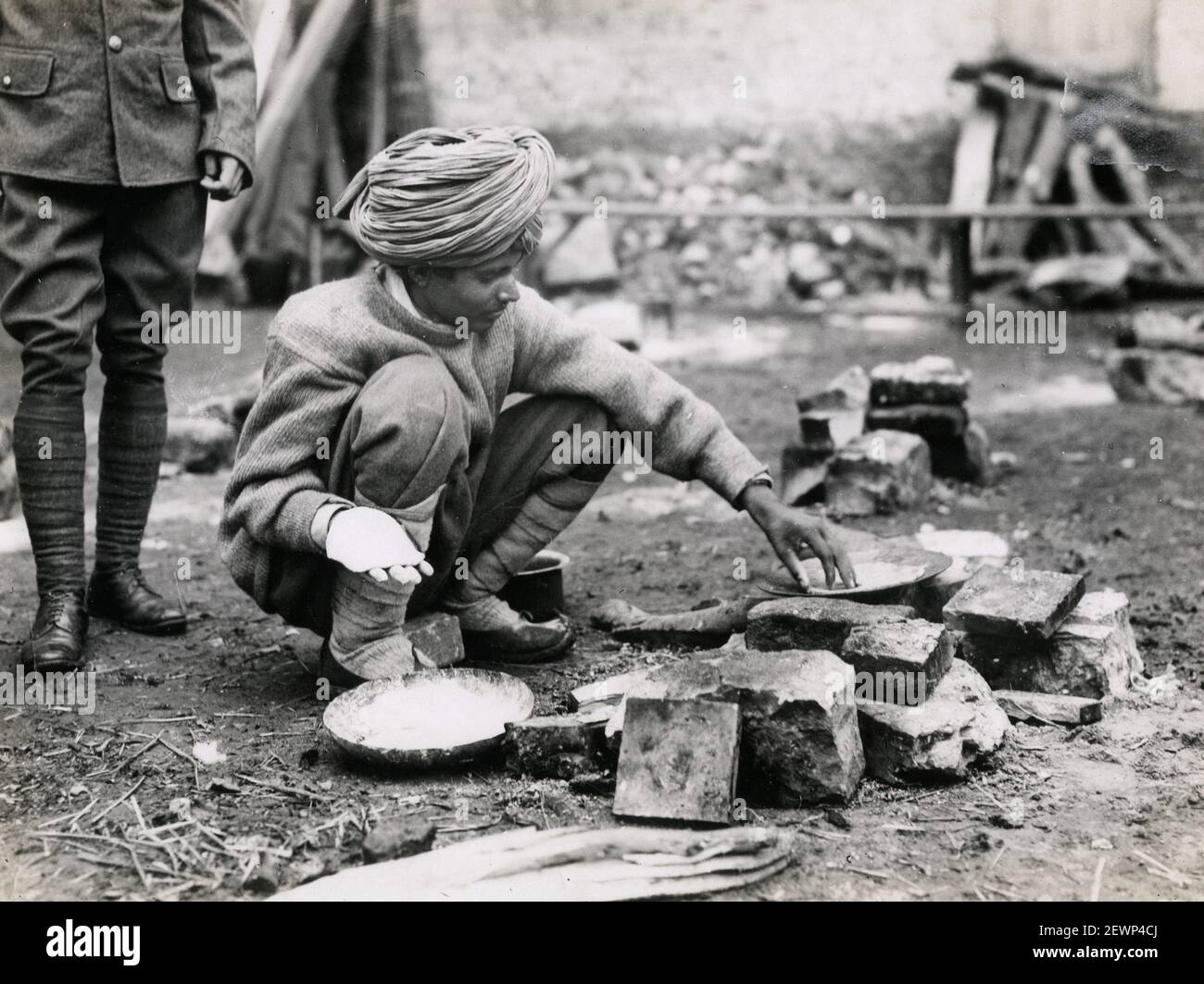 Photographie de la première Guerre mondiale - première Guerre mondiale : un soldat indien prépare un repas. Banque D'Images