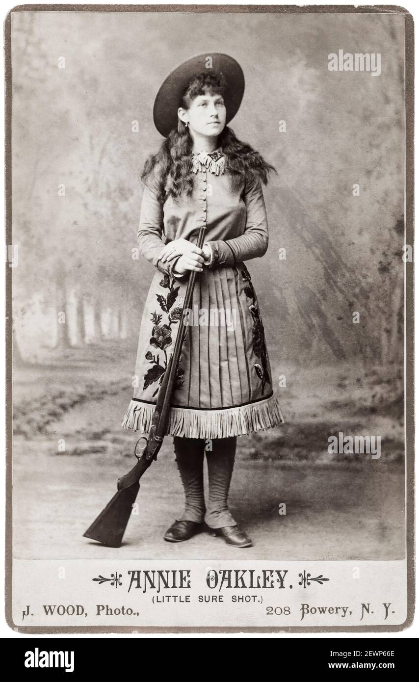 Annie Oakley (1860-1926), sharpshooter américain qui a joué dans le Buffalo Bill's Wild West Show, portrait photographie par John Wood, vers 1885 Banque D'Images