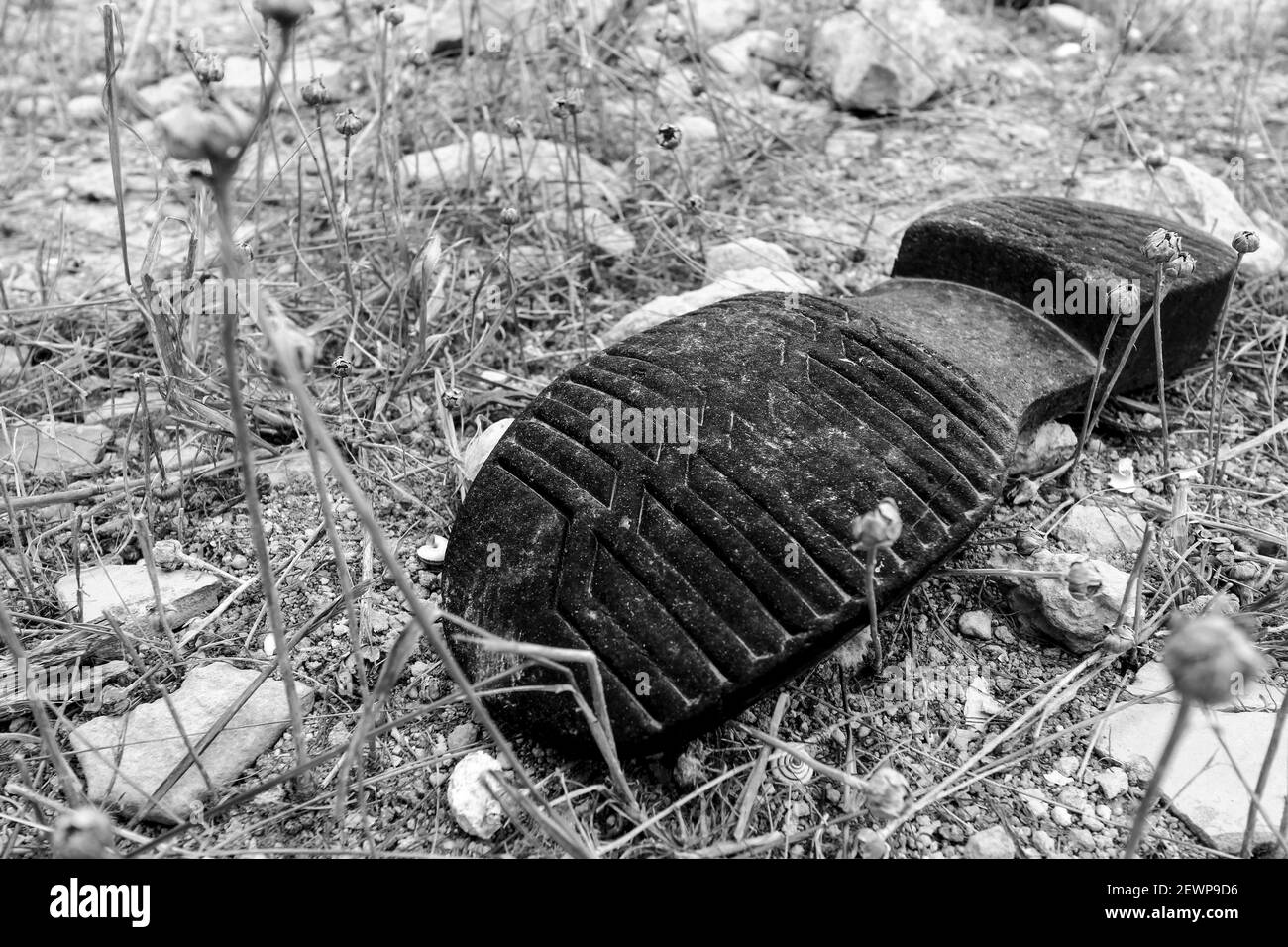 Semelle de chaussure en caoutchouc noir jetée dans la campagne en Espagne Banque D'Images