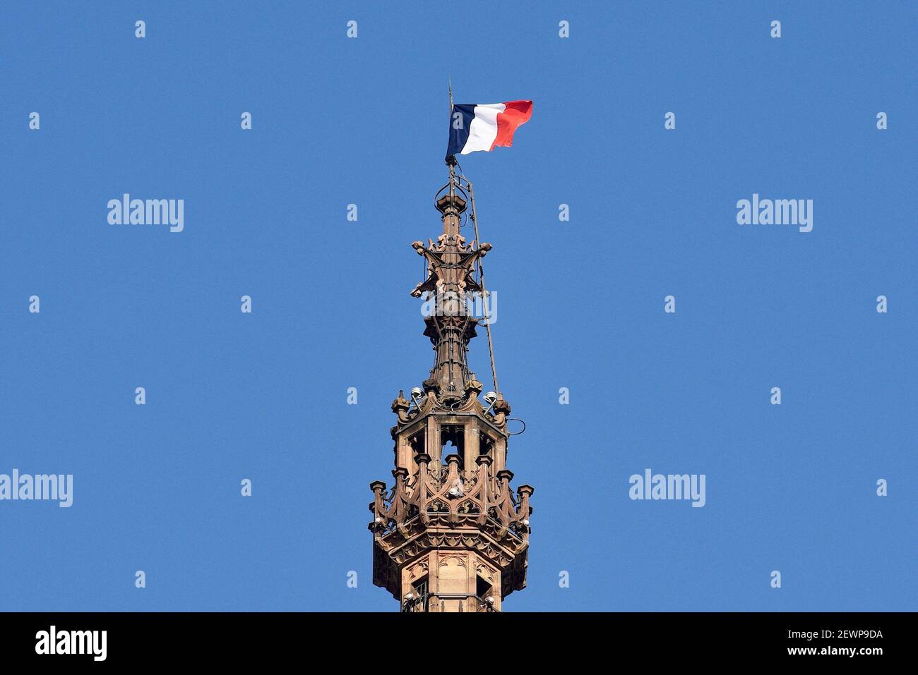 Strasbourg France 02 03 21 Un Drapeau Francais Survole La Fleche De La Cathedrale Pour Marquer Le 80e Anniversaire De La Koufra Oath Le 2 Mars 21 A Strasbourg Dans L Est De La France Strasbourg France 02 03 21 Un Drapeau Francais Survole La Fleche De La Cathedrale Pour Marquer Le 80e Anniversaire De La Koufra Oath Le 2 Mars 21 A Strasbourg Dans L Est De La France