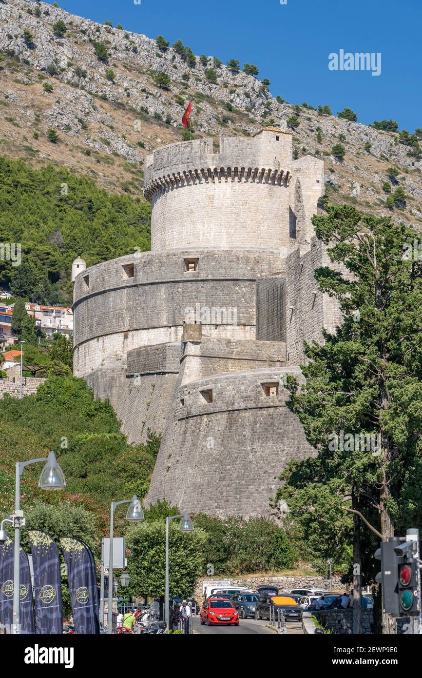 Dubrovnik, Croatie - 20 août 2020 : vue sur la rue à l'extérieur de la vieille ville avec vue sur la tour Minceta Banque D'Images