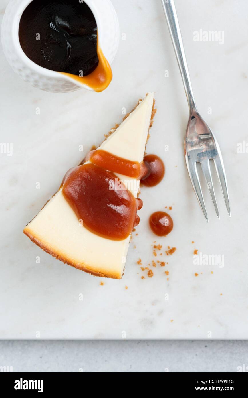 Tranche de cheesecake avec sauce caramel. Vue de dessus Banque D'Images