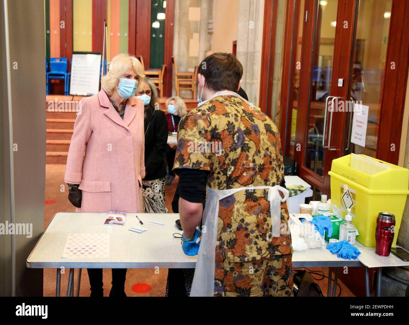 La duchesse de Cornwall lors d'une visite au Centre communautaire de vaccination de l'église St Paul, à Croydon, où elle a remercié le personnel du NHS et les représentants de l'église soutenant le déploiement de la vaccination au Royaume-Uni. Date de la photo: Mercredi 3 mars 2021. Banque D'Images
