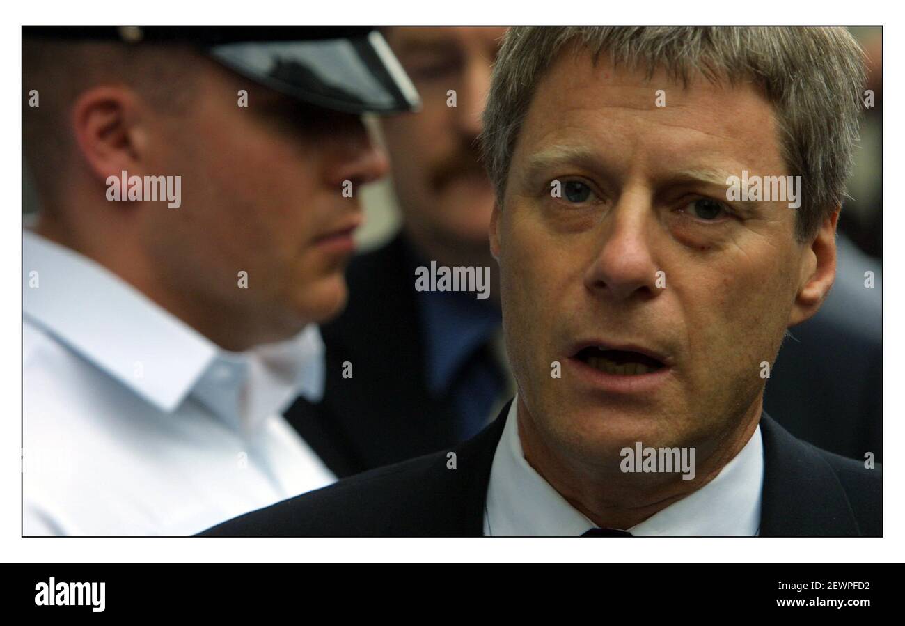 Nick Ross parle à la presse après avoir entendu le verdict de culpabilité rendu à Old Bailey. Banque D'Images