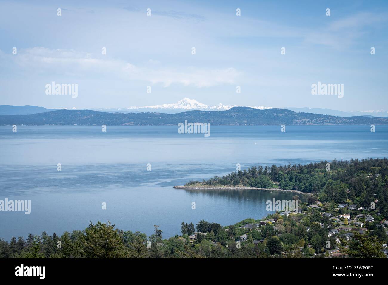 Vue sur le volcan Mount Baker de l'île de Vancouver, tourné sur l'île de Vancouver, Colombie-Britannique, Canada Banque D'Images