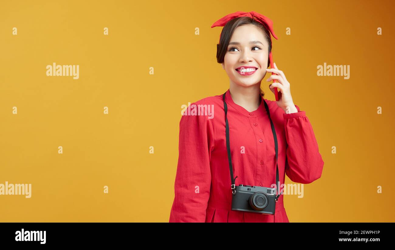 Une jeune fille touristique excitée avec un appareil photo. Voyage à l'étranger escapade d'un week-end. Banque D'Images