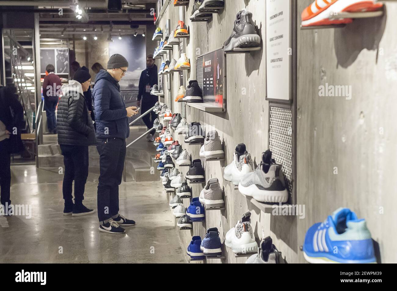 Les clients affluent le nouveau magasin phare Adidas sur Fifth Avenue à New  York le dimanche 11 décembre 2016. À 45,000 pieds carrés, le magasin est le  plus grand d'Adidas. Nike, le
