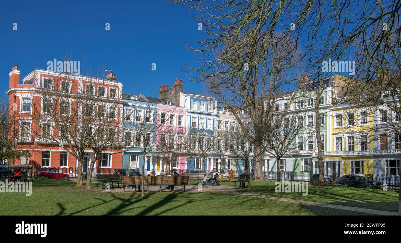 Maisons mitoyennes aux couleurs vives de style italien, place Chalcot classée II Primrose Hill, nord de Londres, Angleterre Banque D'Images