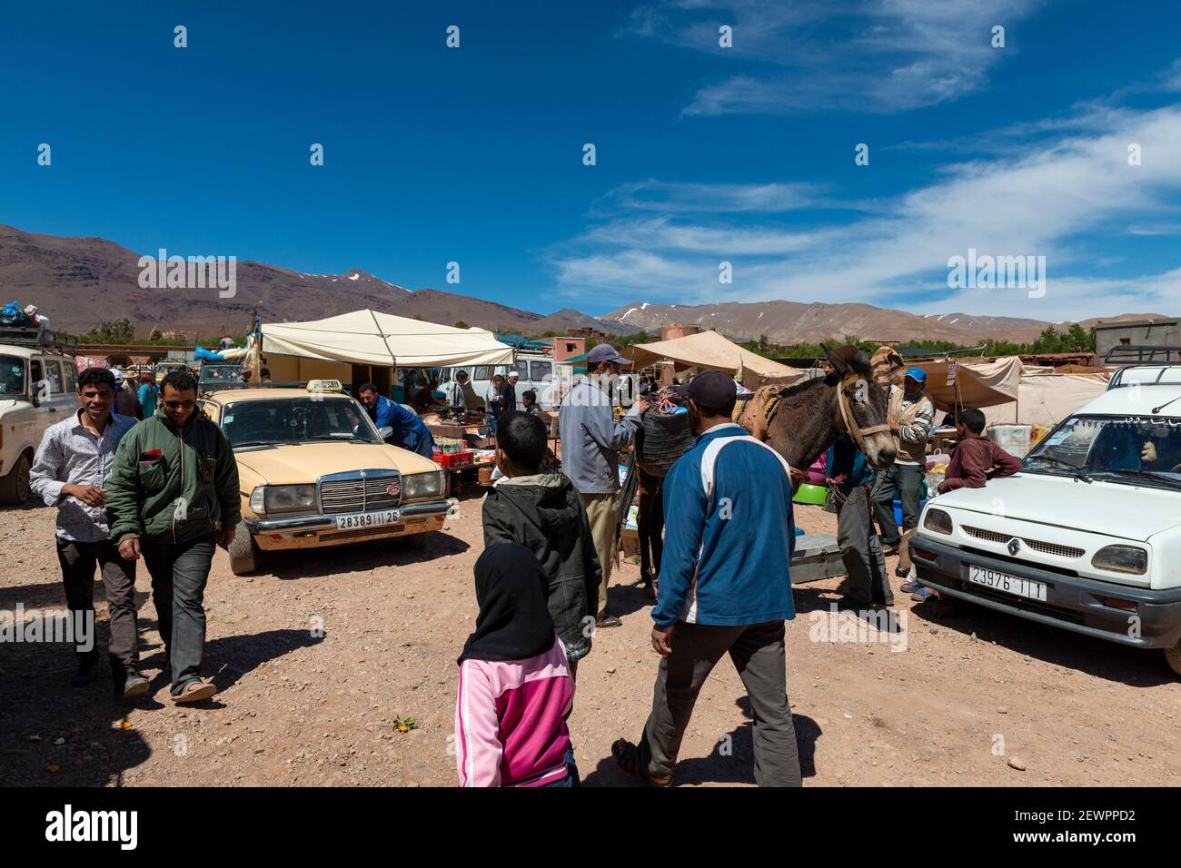 Telouet, Maroc - 14 avril 2016 : scène de rue dans le village de Telouet, dans la région Atlas du Maroc, avec des gens dans un marché de rue. Banque D'Images