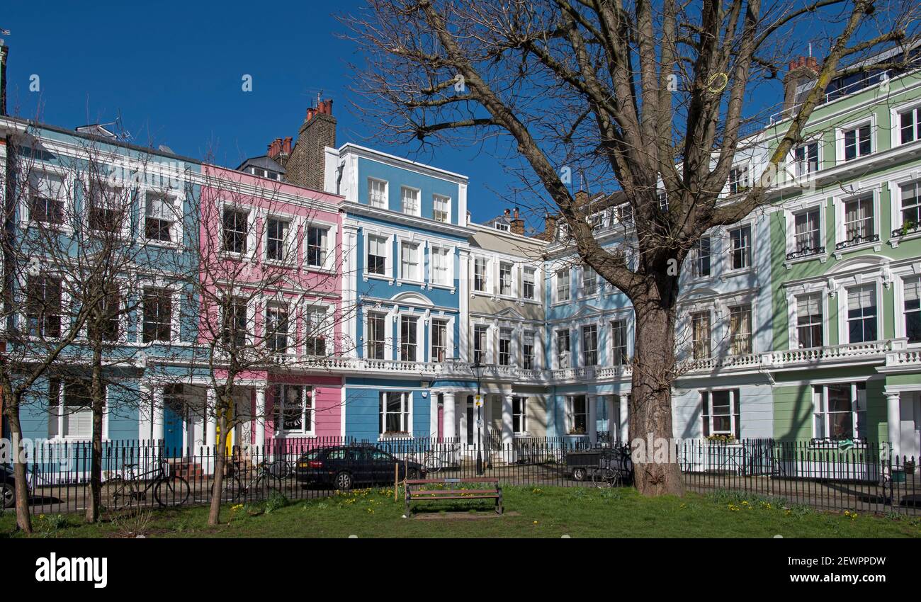 Maisons mitoyennes aux couleurs vives de style italien, place Chalcot classée II Primrose Hill, nord de Londres, Angleterre Banque D'Images