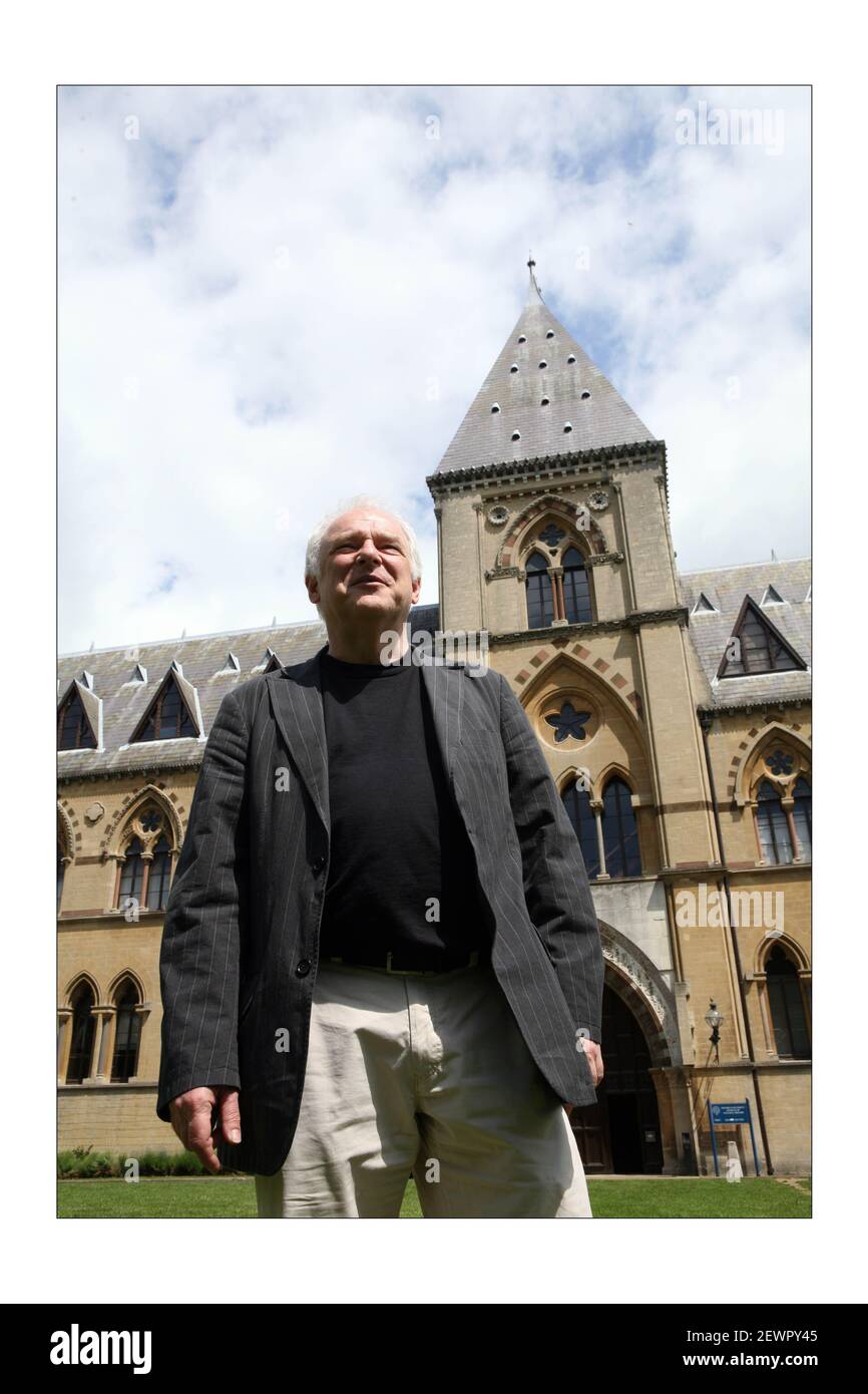Edward Mayer (blouson noir)campagne de London Swifts, en face de la tour du musée d'histoire naturelle d'Oxford, où Swift Guardian Roy garde globalement un oeil sur la nidification Swifts.photo par David Sandison The Independent Banque D'Images